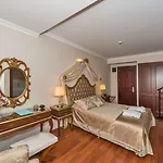 Отель Daphne 4*