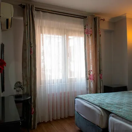 Daphne Hotel 4*