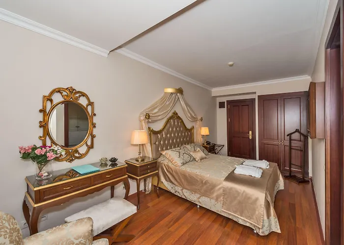 Отель Daphne 4*